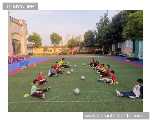 幼儿足球培训班助力孩子成长培养团队精神与运动能力的完美选择 幼儿足球培训班助力孩子成长培养团队精神与运动能力的完美选择